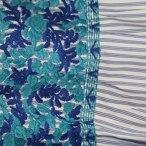 J.MARIE Blue and White Embroidered Mini Dress with pockets, pre-loved medium - Picture 4 of 8